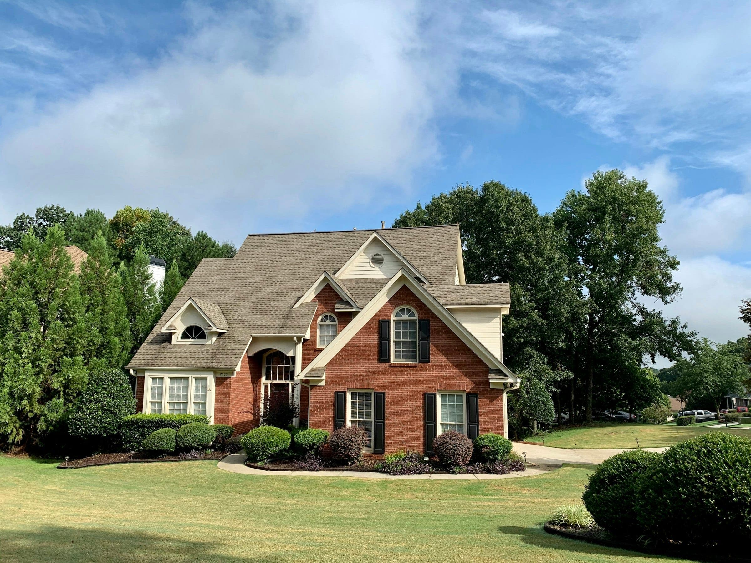 Brick colonial home with a new architectural shingle roof in Northern Virginia